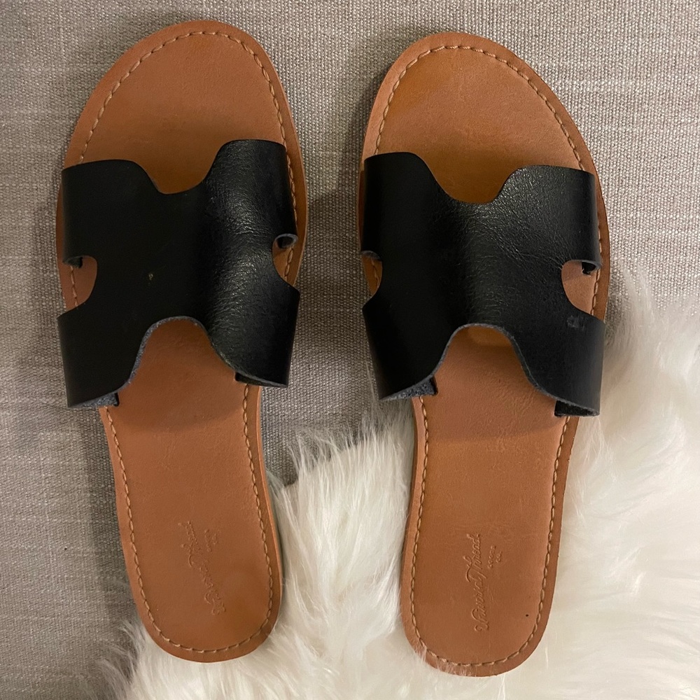 Black Universal Thread (Target Brand) Flat Sandals 7M